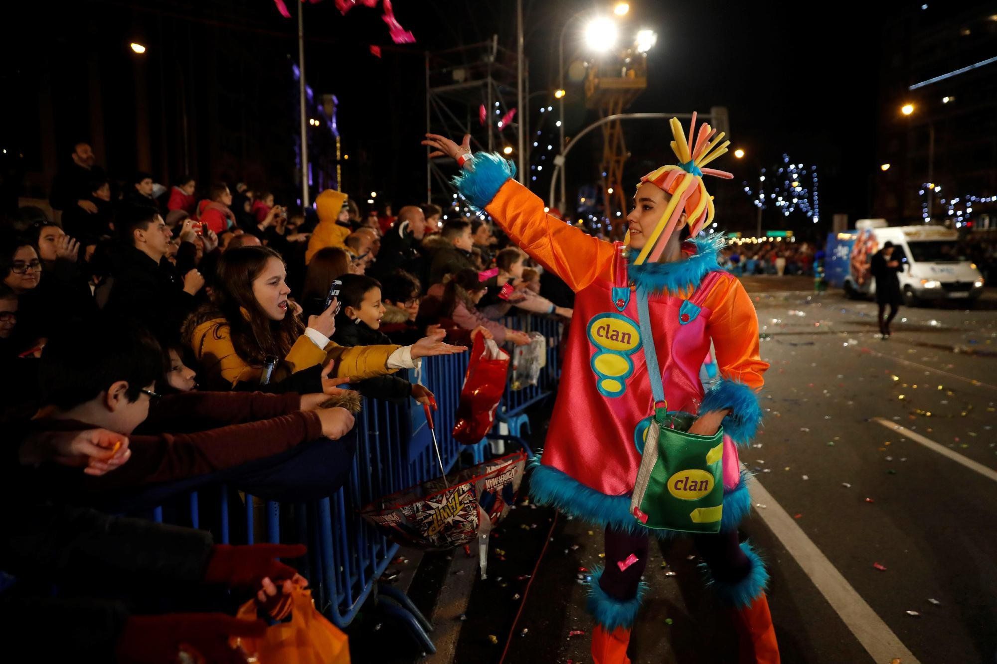 GRAF5009. MADRID, 05/01/2019.- Los Reyes Magos protagonizan su tradicional cabalgata del 5 de enero por el madrileño Paseo de la Castellana acompañados por once carrozas, diferentes comparsas, marionetas, muñecas gigantes y bailarinas, en un desfile en el que participan más de 2.000 personas y tiene como inspiración el poder transformador de las artes y todas sus disciplinas en la sociedad. La cabalgata será la más accesible celebrada hasta ahora en la historia de la ciudad, ya que tendrá audiodescripción dirigida a personas con discapacidad visual y subtítulos y mochilas vibratorias para el público con problemas de audición. EFE/Chema Moya
