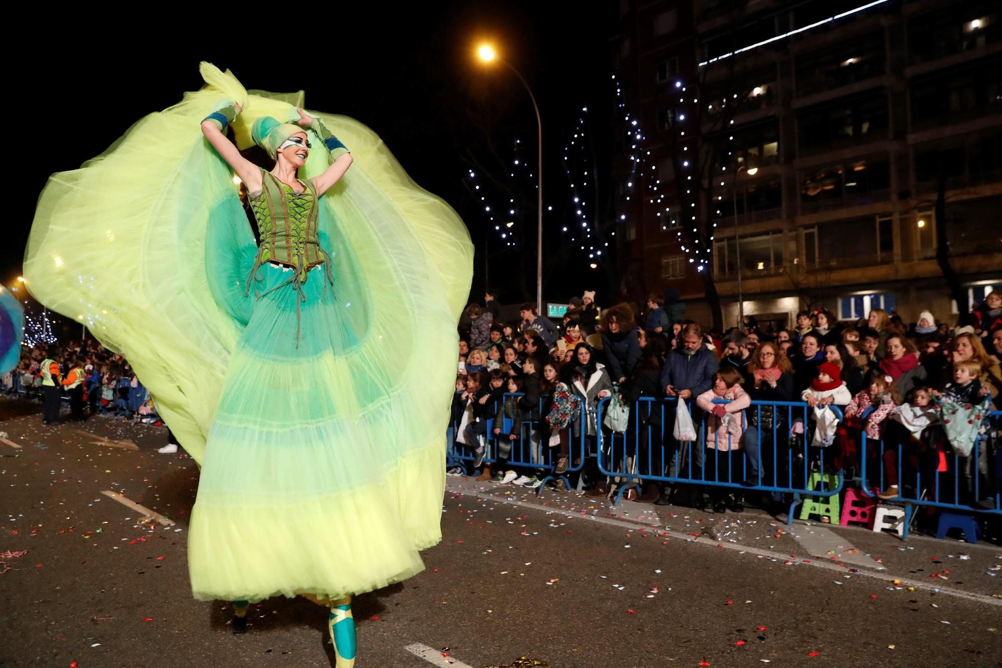 GRAF5008. MADRID, 05/01/2019.- Los Reyes Magos protagonizan su tradicional cabalgata del 5 de enero por el madrileño Paseo de la Castellana acompañados por once carrozas, diferentes comparsas, marionetas, muñecas gigantes y bailarinas, en un desfile en el que participan más de 2.000 personas y tiene como inspiración el poder transformador de las artes y todas sus disciplinas en la sociedad. La cabalgata será la más accesible celebrada hasta ahora en la historia de la ciudad, ya que tendrá audiodescripción dirigida a personas con discapacidad visual y subtítulos y mochilas vibratorias para el público con problemas de audición. EFE/Chema Moya