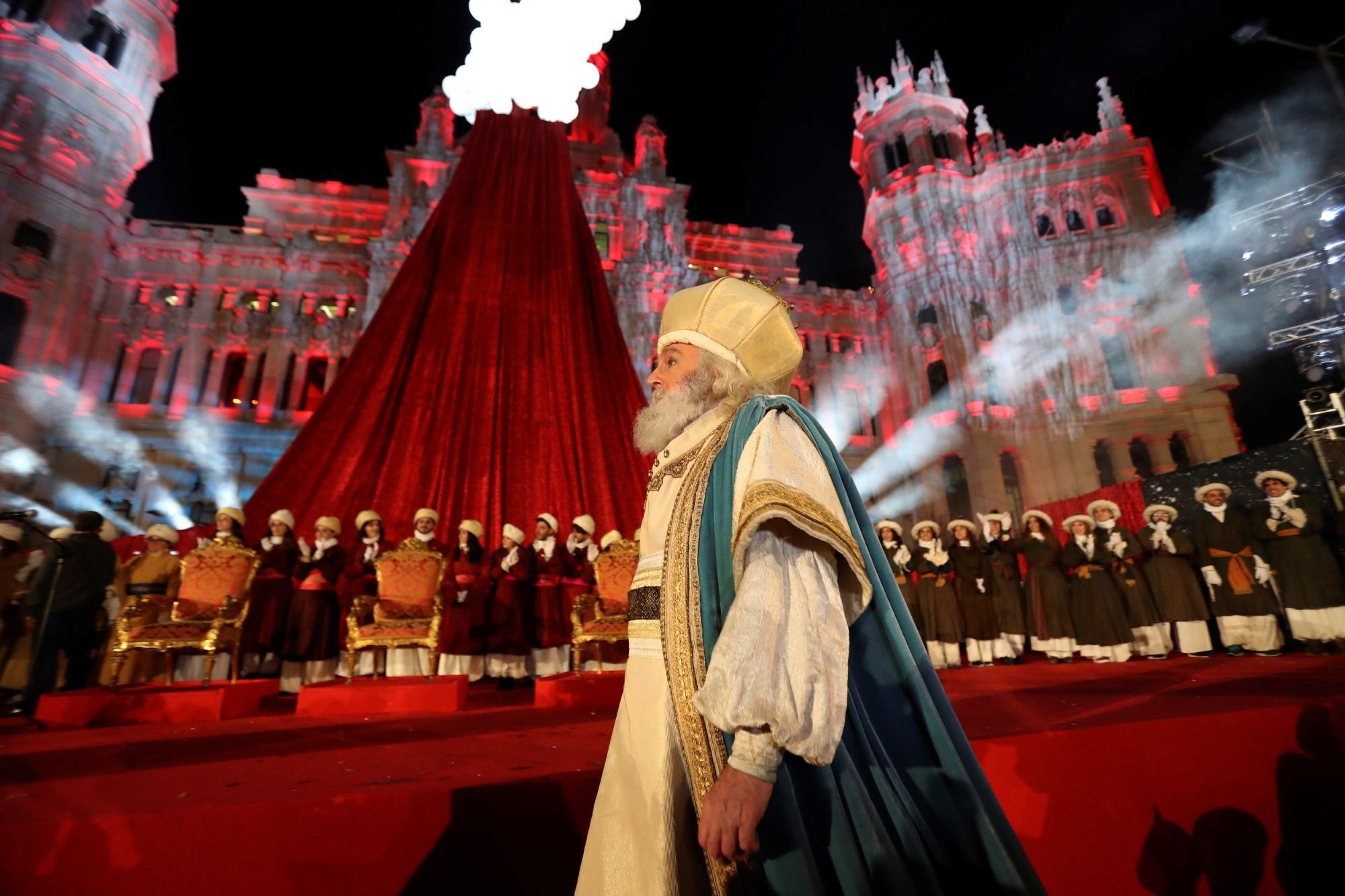 GRAF5080. MADRID, 05/01/2019.- El rey Melchor a su llegada a la Plaza de Cibeles tras la tradicional cabalgata de Reyes del 5 de enero por el madrileño Paseo de la Castellana, acompañados por once carrozas, diferentes comparsas, marionetas, muñecas gigantes y bailarinas, en un desfile en el que participan más de 2.000 personas y tiene como inspiración el poder transformador de las artes y todas sus disciplinas en la sociedad. La cabalgata será la más accesible celebrada hasta ahora en la historia de la ciudad, ya que tendrá audiodescripción dirigida a personas con discapacidad visual y subtítulos y mochilas vibratorias para el público con problemas de audición. EFE/Kiko Huesca