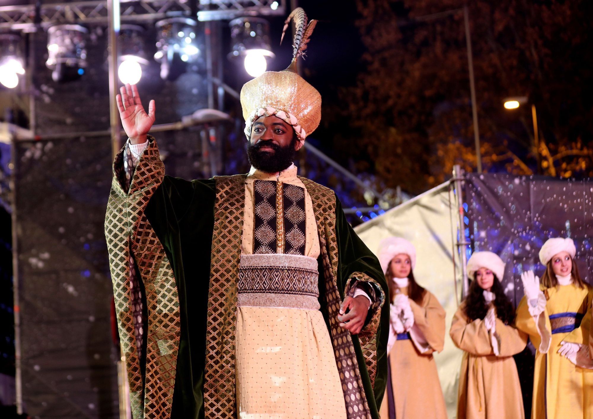 GRAF5078. MADRID, 05/01/2019.- El rey Baltasar saluda en la Plaza de Cibeles tras la tradicional cabalgata de Reyes del 5 de enero por el madrileño Paseo de la Castellana, acompañados por once carrozas, diferentes comparsas, marionetas, muñecas gigantes y bailarinas, en un desfile en el que participan más de 2.000 personas y tiene como inspiración el poder transformador de las artes y todas sus disciplinas en la sociedad. La cabalgata será la más accesible celebrada hasta ahora en la historia de la ciudad, ya que tendrá audiodescripción dirigida a personas con discapacidad visual y subtítulos y mochilas vibratorias para el público con problemas de audición. EFE/Kiko Huesca