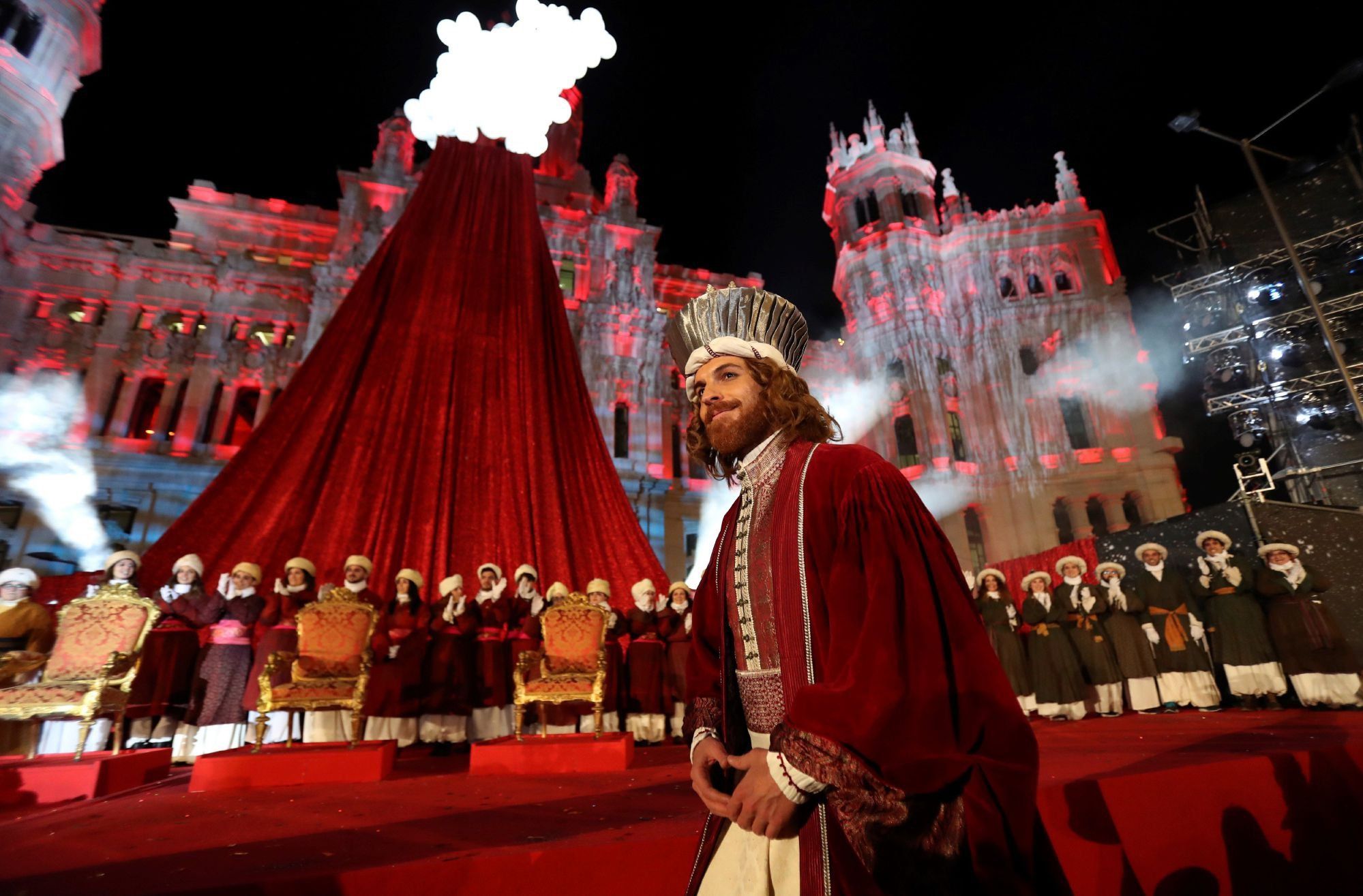 GRAF5079. MADRID, 05/01/2019.- El rey Gaspar a su llegada a la Plaza de Cibeles tras la tradicional cabalgata de Reyes del 5 de enero por el madrileño Paseo de la Castellana, acompañados por once carrozas, diferentes comparsas, marionetas, muñecas gigantes y bailarinas, en un desfile en el que participan más de 2.000 personas y tiene como inspiración el poder transformador de las artes y todas sus disciplinas en la sociedad. La cabalgata será la más accesible celebrada hasta ahora en la historia de la ciudad, ya que tendrá audiodescripción dirigida a personas con discapacidad visual y subtítulos y mochilas vibratorias para el público con problemas de audición. EFE/Kiko Huesca