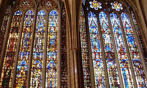 800px-Detalle_de_dos_vidrieras_del_claristorio_de_la_catedral_de_León