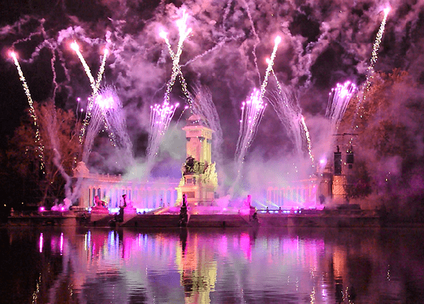 Fuegos-artificiales-en-el-estanque-del-Retiro